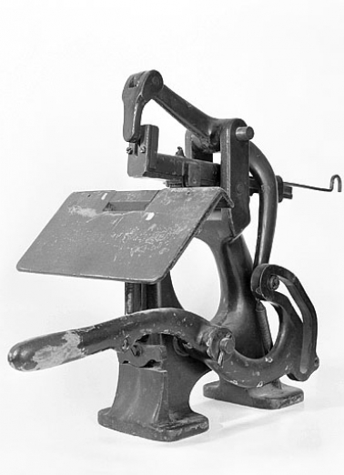 Première agrafeuse : agrafeuse à cheval. © Région Bourgogne-Franche-Comté, Inventaire du patrimoine