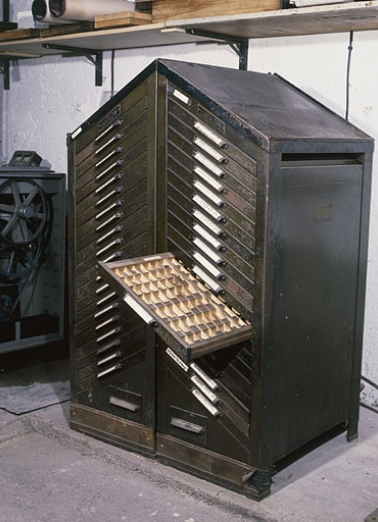 Vue d'ensemble de deux rangs à pupitre adossés, avec une casse tirée. © Région Bourgogne-Franche-Comté, Inventaire du patrimoine