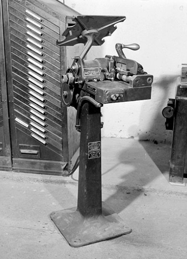 Vue d'ensemble d'une machine. Le support des lignes-blocs ("lutrin") est monté à l'envers (inclinaison vers l'arrière et non vers l'avant). © Région Bourgogne-Franche-Comté, Inventaire du patrimoine