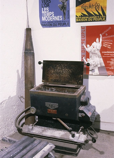 Vue d'ensemble, couvercle ouvert. La cheminée démontée est appuyée à l'angle des murs. © Région Bourgogne-Franche-Comté, Inventaire du patrimoine