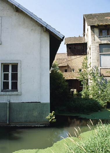 Retenue de prise d'eau sur le canal et bâtiment d'eau. © Région Bourgogne-Franche-Comté, Inventaire du patrimoine Retenue de prise d'eau sur le canal et bâtiment d'eau. © Région Bourgogne-Franche-Comté, Inventaire du patrimoine