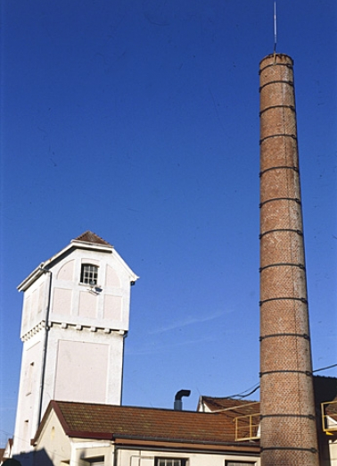 Réservoir industriel et cheminée depuis le sud-ouest. © Région Bourgogne-Franche-Comté, Inventaire du patrimoine