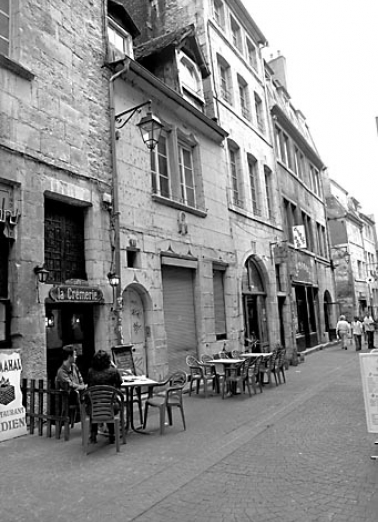 Vue d'ensemble de la façade sur rue de trois quarts gauche. © Région Bourgogne-Franche-Comté, Inventaire du patrimoine