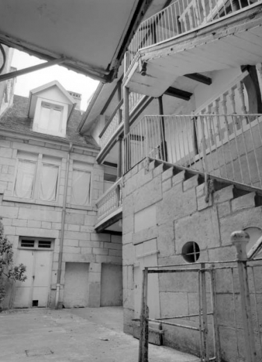Logis sur cour et escalier depuis l'entrée de la cour. © Région Bourgogne-Franche-Comté, Inventaire du patrimoine