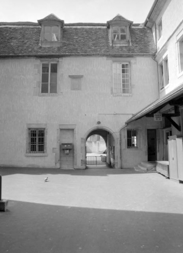 Vue d'ensemble de la façade antérieure du logis secondaire entre première et deuxième cour. © Région Bourgogne-Franche-Comté, Inventaire du patrimoine
