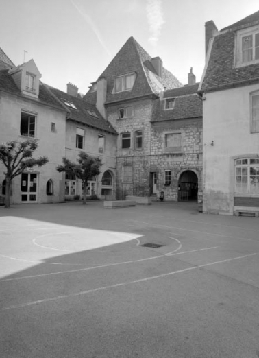 Vue d'ensemble des bâtiments dans la deuxième cour : vue rapprochée. © Région Bourgogne-Franche-Comté, Inventaire du patrimoine