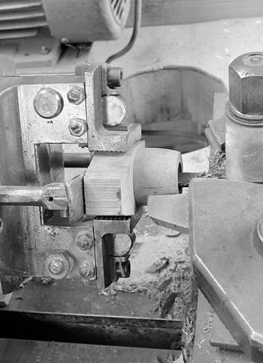 Détail du mandrin "gueule de loup" et du chariot porte-outil (atelier de finissage). © Région Bourgogne-Franche-Comté, Inventaire du patrimoine