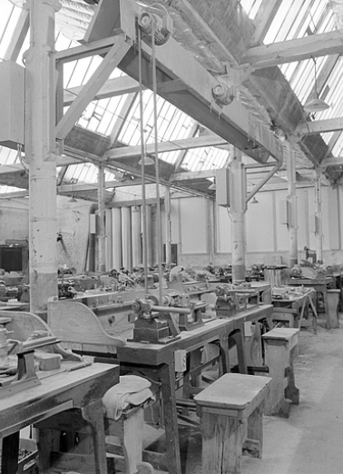 Vue d'ensemble de deux tours de l'atelier principal (avec le moteur du tour central). © Région Bourgogne-Franche-Comté, Inventaire du patrimoine