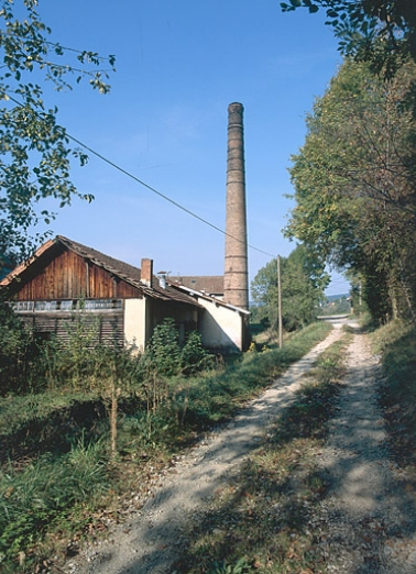 Ancien chemin sur la façade postérieure de l'usine. © Région Bourgogne-Franche-Comté, Inventaire du patrimoine