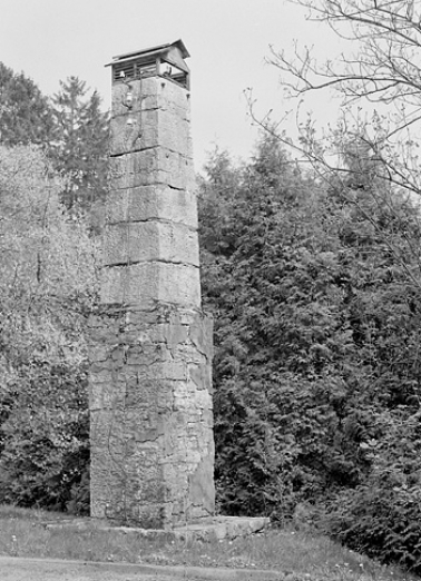 Pilier sud des mires sud de la lunette méridienne. © Région Bourgogne-Franche-Comté, Inventaire du patrimoine