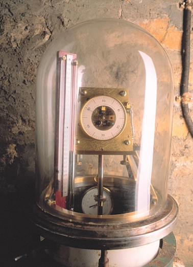 Partie supérieure, sous la cloche en verre. © Région Bourgogne-Franche-Comté, Inventaire du patrimoine Partie supérieure, sous la cloche en verre. © Région Bourgogne-Franche-Comté, Inventaire du patrimoine