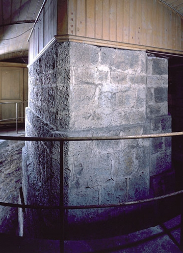 Sous-sol : pilier de la lunette méridienne (cadrage vertical). © Région Bourgogne-Franche-Comté, Inventaire du patrimoine