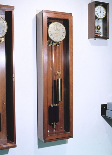 Vue d'ensemble. L'horloge est exposée au Musée du Temps, entre l'horloge Fénon n° 113 (à gauche) et une pendulette Leroy (à droite), qui font également partie du dépôt de l'Observatoire. © Région Bourgogne-Franche-Comté, Inventaire du patrimoine Vue d'ensemble. L'horloge est exposée au Musée du Temps, entre l'horloge Fénon n° 113 (à gauche) et une pendulette Leroy (à droite), qui font également partie du dépôt de l'Observatoire. © Région Bourgogne-Franche-Comté, Inventaire du patrimoine
