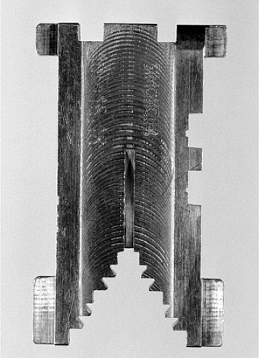 Matrice de caractères, à plat. La matrice est duplexée : le côté gauche est entaillé par les moules de deux caractères. © Région Bourgogne-Franche-Comté, Inventaire du patrimoine