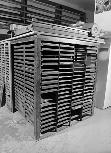 Premier meuble à galées, de trois quarts gauche. Une presse à épreuve Sofadi (non étudiée) est placée sur son plateau. © Région Bourgogne-Franche-Comté, Inventaire du patrimoine