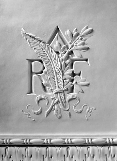 Détail du décor à l'arrière du socle. © Région Bourgogne-Franche-Comté, Inventaire du patrimoine