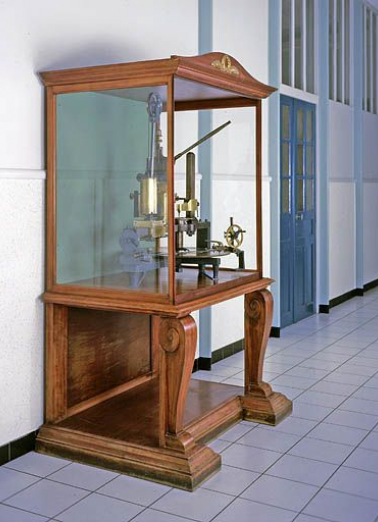 Vue d'ensemble de la machine dans sa vitrine, de trois quarts. © Région Bourgogne-Franche-Comté, Inventaire du patrimoine