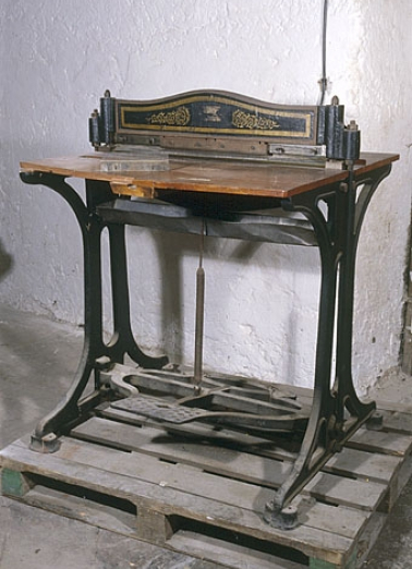 Vue d'ensemble. L'un des quatre éléments garnis d'aiguilles en acier est posé sur le plateau. © Région Bourgogne-Franche-Comté, Inventaire du patrimoine
