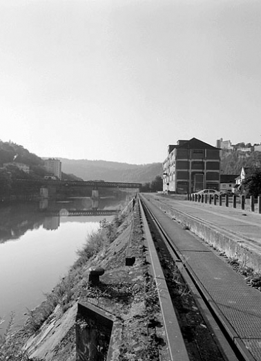 Entrepôt et quai, depuis l'aval. © Région Bourgogne-Franche-Comté, Inventaire du patrimoine Entrepôt et quai, depuis l'aval. © Région Bourgogne-Franche-Comté, Inventaire du patrimoine