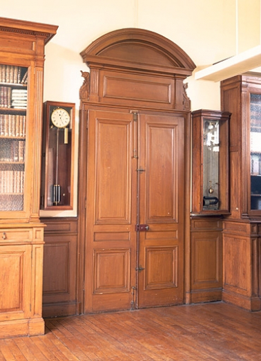 Vue d'ensemble dans la bibliothèque. L'horloge est à droite de la porte. © Région Bourgogne-Franche-Comté, Inventaire du patrimoine