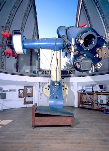 Vue d'ensemble de l'astrographe, devant la coupole ouverte. © Région Bourgogne-Franche-Comté, Inventaire du patrimoine