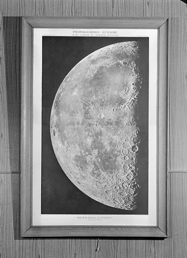 Héliogravure montrant la lune dans sa phase voisine du dernier quartier. © Région Bourgogne-Franche-Comté, Inventaire du patrimoine