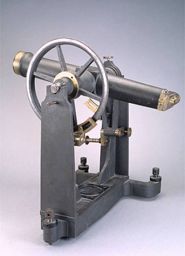 La lunette, vue de trois quarts, avec au premier plan, le cercle gradué en laiton. © Région Bourgogne-Franche-Comté, Inventaire du patrimoine