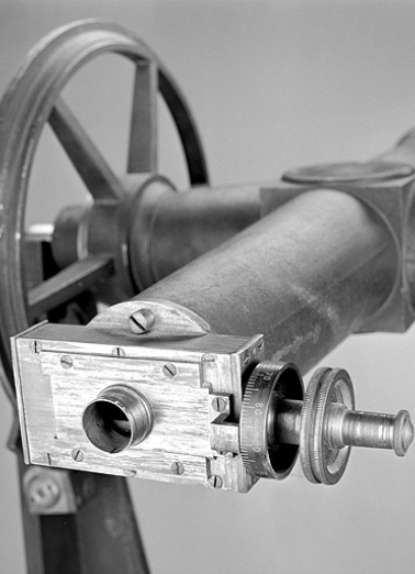 Vue de détail du micromètre, de trois quarts. © Région Bourgogne-Franche-Comté, Inventaire du patrimoine