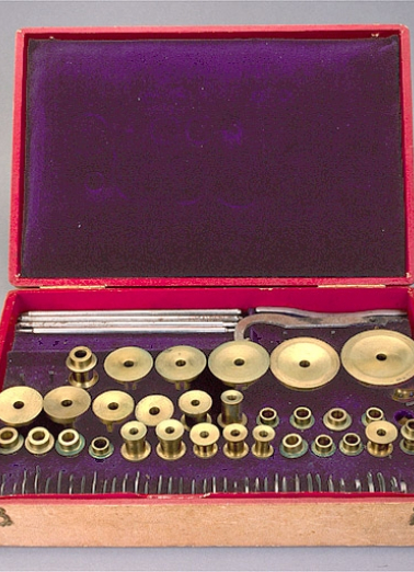 Vue d'ensemble de la boîte contenant les accessoires. © Région Bourgogne-Franche-Comté, Inventaire du patrimoine Vue d'ensemble de la boîte contenant les accessoires. © Région Bourgogne-Franche-Comté, Inventaire du patrimoine
