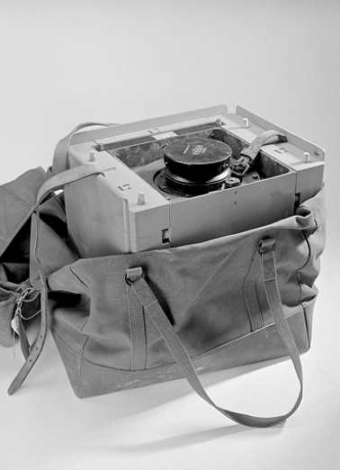 Vue d'ensemble de l'appareil rangé dans sa housse de transport. © Région Bourgogne-Franche-Comté, Inventaire du patrimoine