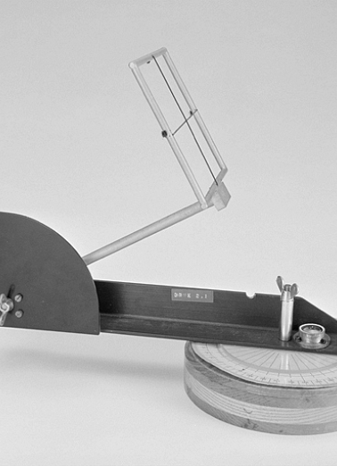 Vue latérale gauche de la mire avec niveau circulaire. © Région Bourgogne-Franche-Comté, Inventaire du patrimoine