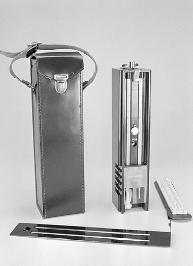 Vue d'ensemble de l'instrument, face avant ouverte, avec ses accessoires. © Région Bourgogne-Franche-Comté, Inventaire du patrimoine