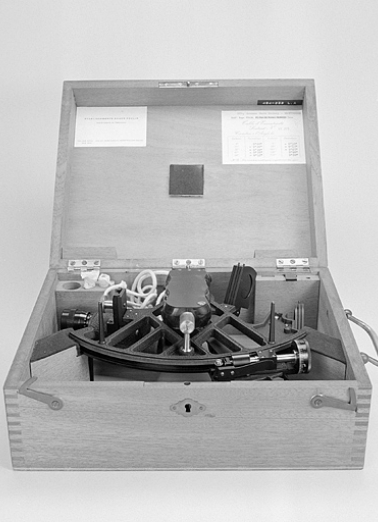 Vue d'ensemble du sextant dans sa boîte. © Région Bourgogne-Franche-Comté, Inventaire du patrimoine