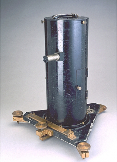 Vue d'ensemble de l'appareil, avec son cylindre de protection. © Région Bourgogne-Franche-Comté, Inventaire du patrimoine