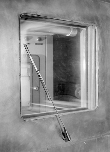 Enceinte d'essais : essuie-glace sur la face intérieure de la vitre. © Région Bourgogne-Franche-Comté, Inventaire du patrimoine Enceinte d'essais : essuie-glace sur la face intérieure de la vitre. © Région Bourgogne-Franche-Comté, Inventaire du patrimoine