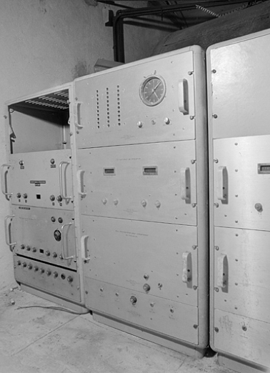 De gauche à droite, la station de secours (5e armoire) et les deux armoires des comparateurs de fréquence (3e et 4e armoires). © Région Bourgogne-Franche-Comté, Inventaire du patrimoine De gauche à droite, la station de secours (5e armoire) et les deux armoires des comparateurs de fréquence (3e et 4e armoires). © Région Bourgogne-Franche-Comté, Inventaire du patrimoine