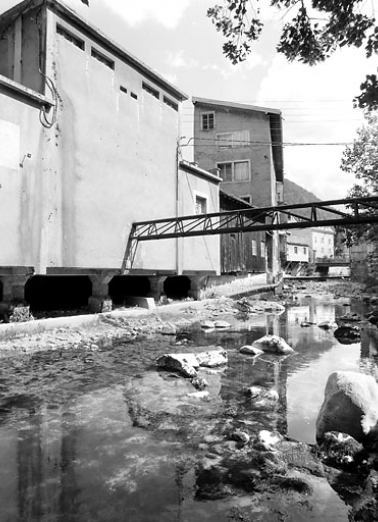 Façades arrière (sur la Bienne) des bâtiments aux n° 80 et 84 rue de la République. © Région Bourgogne-Franche-Comté, Inventaire du patrimoine Façades arrière (sur la Bienne) des bâtiments aux n° 80 et 84 rue de la République. © Région Bourgogne-Franche-Comté, Inventaire du patrimoine