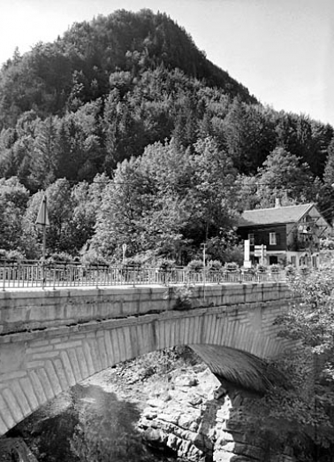 Pont des Douanes : vue de trois quarts, depuis la rive gauche en aval. © Région Bourgogne-Franche-Comté, Inventaire du patrimoine Pont des Douanes : vue de trois quarts, depuis la rive gauche en aval. © Région Bourgogne-Franche-Comté, Inventaire du patrimoine