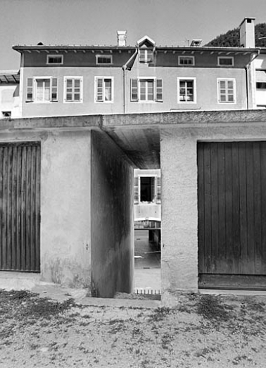 La cour vue depuis le haut de l'escalier des garages. © Région Bourgogne-Franche-Comté, Inventaire du patrimoine