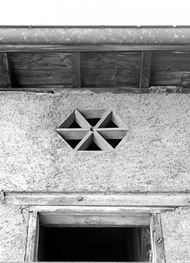 Bâtiment en fond de cour : oculus hexagonal. © Région Bourgogne-Franche-Comté, Inventaire du patrimoine