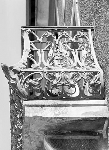 Balcon de l'immeuble : détail du garde-corps. © Région Bourgogne-Franche-Comté, Inventaire du patrimoine Balcon de l'immeuble : détail du garde-corps. © Région Bourgogne-Franche-Comté, Inventaire du patrimoine