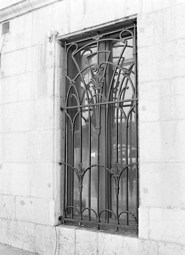 Façade latérale gauche : grille Art déco. © Région Bourgogne-Franche-Comté, Inventaire du patrimoine