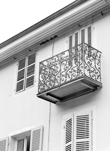 Façade antérieure : balcon du deuxième étage, de trois quarts. © Région Bourgogne-Franche-Comté, Inventaire du patrimoine
