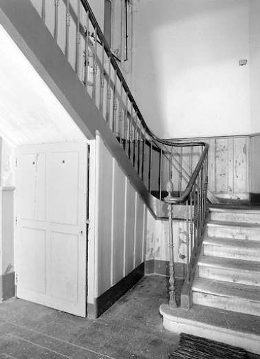 Départ de l'escalier au deuxième étage de soubassement. © Région Bourgogne-Franche-Comté, Inventaire du patrimoine