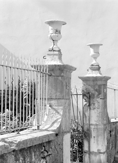 Clôture sur le quai Jobez : piliers et vases. © Région Bourgogne-Franche-Comté, Inventaire du patrimoine