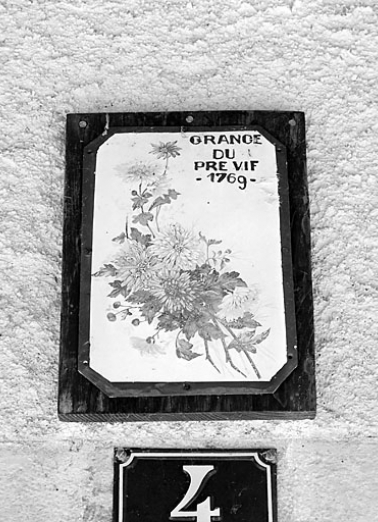 Plaque émaillée surmontant l'entrée. © Région Bourgogne-Franche-Comté, Inventaire du patrimoine Plaque émaillée surmontant l'entrée. © Région Bourgogne-Franche-Comté, Inventaire du patrimoine