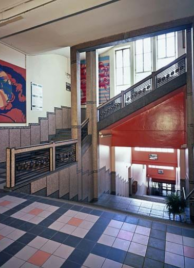 Bâtiment B : cage de l'escalier tournant, au rez-de-chaussée. © Région Bourgogne-Franche-Comté, Inventaire du patrimoine Bâtiment B : cage de l'escalier tournant, au rez-de-chaussée. © Région Bourgogne-Franche-Comté, Inventaire du patrimoine