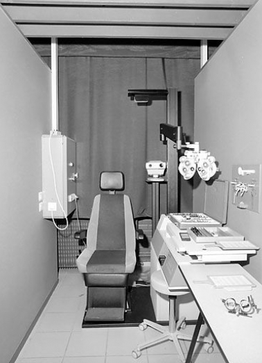 L'un des box de l'atelier de " prise de vue ". Bâtiment de l'enseignement (B), Optique lunetterie (salle 115). © Région Bourgogne-Franche-Comté, Inventaire du patrimoine