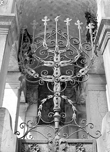 Grille : détail du chandelier. © Région Bourgogne-Franche-Comté, Inventaire du patrimoine