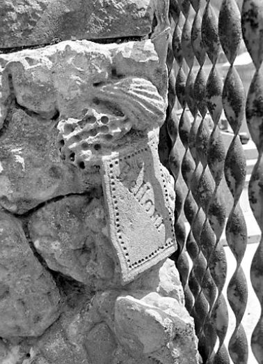 Cartouche portant la signature Belloni et grille. © Région Bourgogne-Franche-Comté, Inventaire du patrimoine